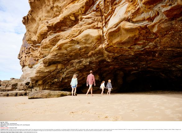 Family enjoying Caves Beach, Lake Macquarie Family enjoying Caves Beach, Lake Macquarie