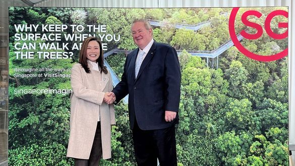 Singapore Tourism Board’s Chief Executive, Ms Melissa Ow (L), and Helloworld’s Chief Executive Officer and Managing Director, Mr Andrew Burnes AO (R) Singapore Tourism Board’s Chief Executive, Ms Melissa Ow (L), and Helloworld’s Chief Executive Officer and Managing Director, Mr Andrew Burnes AO (R)